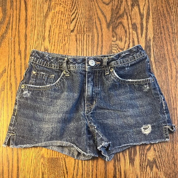 🦕SERVED THE SASS BUT STILL HAS CLASS JUSTICE DENIM SHORTS!🦕 - Picture 1 of 2